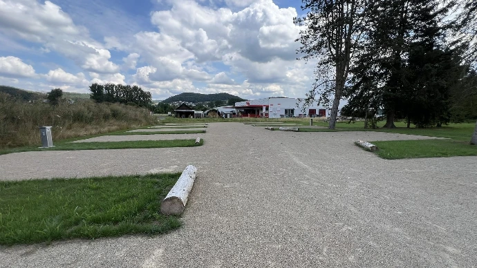 Ein leerer Stellplatz